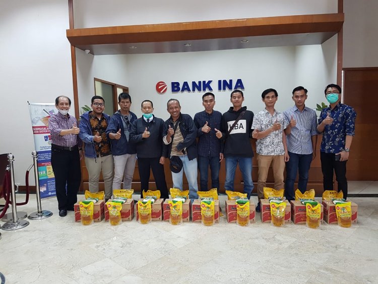 CSR program of PT. Bank Ina Perdana Tbk in the form of basic food assistance to bank employees